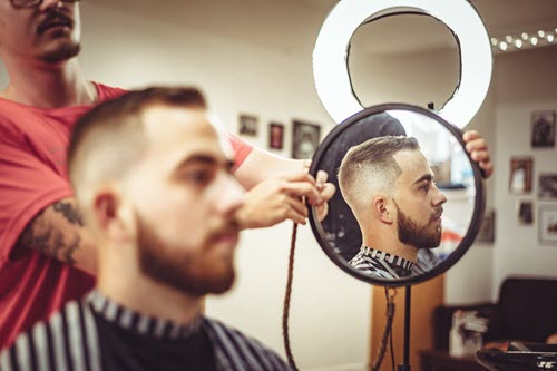 Coupe de cheveux et taille de barbe